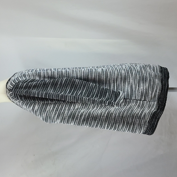 H & M Sweatshirt - Picture 6 of 13